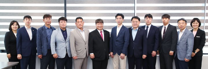 [밀양=뉴시스] 관계인구 인구유입을 통한 지역경제 활성화와 인구증대 방안 연구용역 착수보고회 개최를 기념하고 있다. (사진=밀양시의회 제공) 2025.05.27. photo@newsis.com *재판매 및 DB 금지