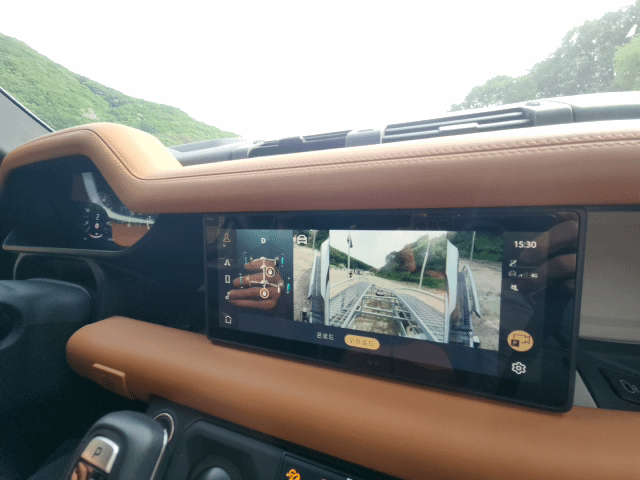 [안성=뉴시스] 유희석 기자 = 랜드로버 디펜더 모델의 오프로드 전용 화면. 험한 오프라인 구간에서도 사각을 최소화한 것이 특징이다. 2025.05.28 photo@newsis.com