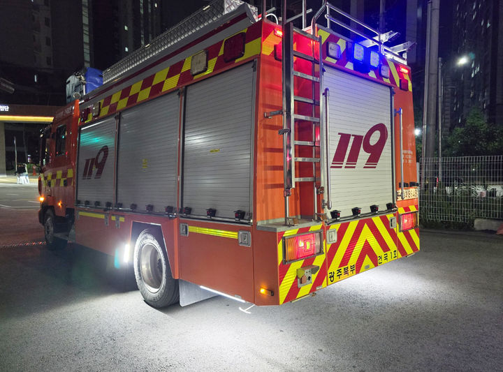 [광주=뉴시스] 광주 북부소방서가 야간 소방활동 중 각종 사고 예방을 위해 전국 최초로 소방차 뒷바퀴 조명등 설치 시책을 추진한다. 뒷바퀴 조명등을 설치한 북부소방서 펌프차. (사진=광주 북부소방서 제공) 2025.05.27. photo@newsis.com *재판매 및 DB 금지