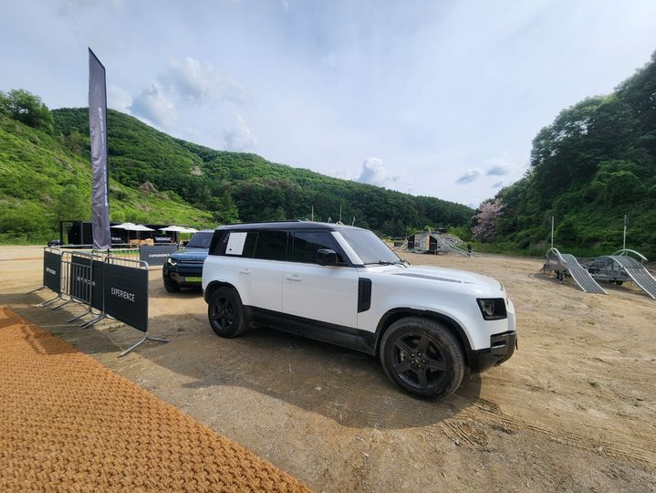 [안성=뉴시스] 유희석 기자 = 경기 안성의 한 채석장에 마련된 JLR 랜드로버의 오프로드 체험장 모습. 2025.05.28 photo@newsis.com *재판매 및 DB 금지