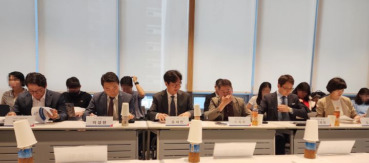 [서울=뉴시스] 주동일 기자 = 27일 서울 강남구 업비트라운지에서 열린 스테이블코인 활성화 및 디지털자산 이용자 보호 정책 간담회. 왼쪽부터 조영중 스트리미(고팍스) 대표, 이성현 코인원 대표, 오세진 코빗 대표, 이석우 두나무 대표, 이재원 빗썸 대표, 김재진 닥사 상임부회장. 2025.05.27. *재판매 및 DB 금지