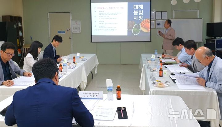 [포항=뉴시스] 송종욱 기자 = 포항 대해불빛시장이 중소벤처기업부의 문화관광형 시장 육성사업 선정과 포항운하·포스코 야경·국제불빛축제 등과 연계한 콘텐츠로 지역 상권 활성화에 이바지하고 있다. 사진은 27일 대해불빛시장 상인회 사무실에서 대구경북지방중소벤처기업청·소상공인시장진흥공단·경북도·상인회 관계자가 참석한 가운데 열린 '2025 문화관광형 시장 육성사업 추진협의회' 회의 모습. (사진=포항시 제공) 2025.05.27. photo@newsis.com