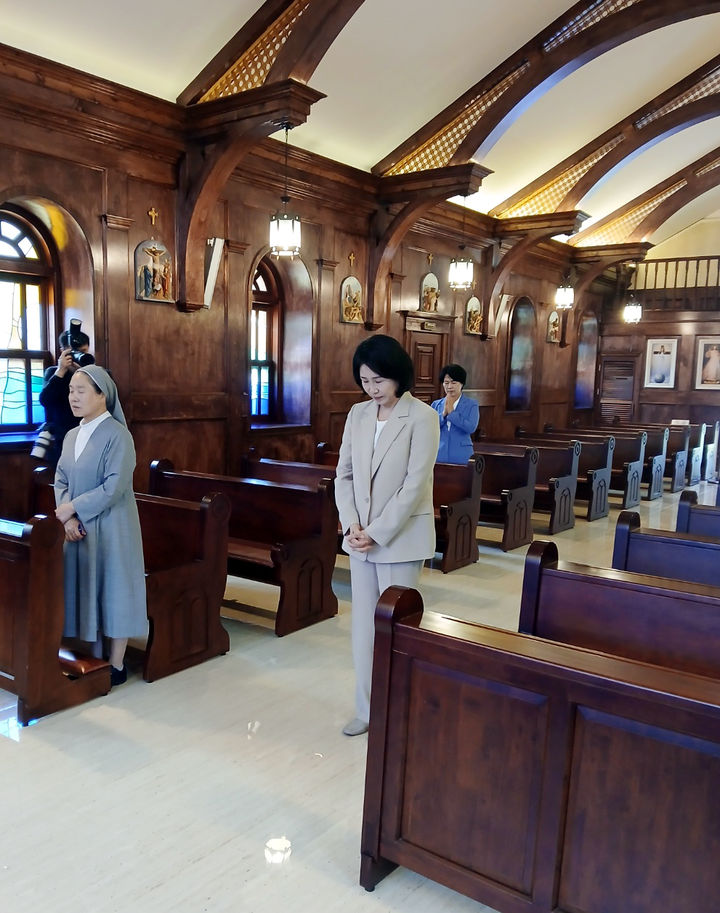 [고흥=뉴시스] 김석훈 기자 = 이재명 더불어민주당 대선후보 배우자 김혜경 여사가 27일 전남 고흥군 소록도 성당에서 기도하고 있다. (사진=소록도주민자치회 제공) 2025.05.27. photo@newsis.com *재판매 및 DB 금지