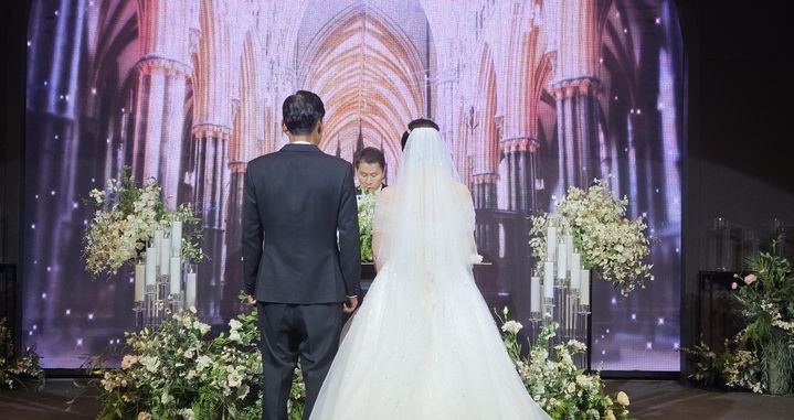 [전주=뉴시스] 27일 전북 전주시 그랜드힐스턴 호텔에서 열린 법무보호대상자 부부를 위한 아름다운 동행 3人 3色 결혼식에서 박영진 전주지검장(왼쪽 두번째)이 주례를 맡고 있다. (사진=한국법무보호복지공단 전북지부 제공) 2025.05.27. photo@newsis.com *재판매 및 DB 금지