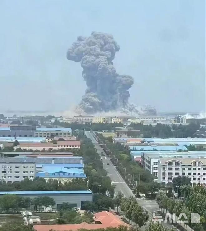 [베이징=뉴시스] 중국 산둥성의 한 화학공장에서 폭발사고가 발생해 당국이 사고 대응에 나섰다고 27일 관영 신화통신 등 현지 매체들이 보도했다. 사진은 폭발사고 현장에서 연기가 피어오르는 모습.(사진=중국 바이두 갈무리) *DB 및 재판매 금지 2025.05.27 photo@newsis.com