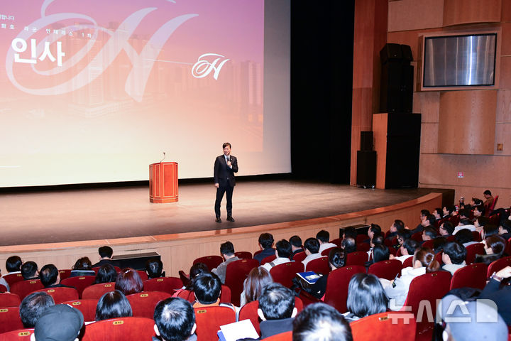 [안산=뉴시스]이민근 안산시장이 지난 2월 안산문화예술의전당에서 열린 힐스테이트 라군 인테라스 1차 제4회 총회에 참석해 용도 변경과 관련한 행정사항 전반을 설명하고 있다.(사진=안산시 제공)2025.05.27.photo@newsis.com