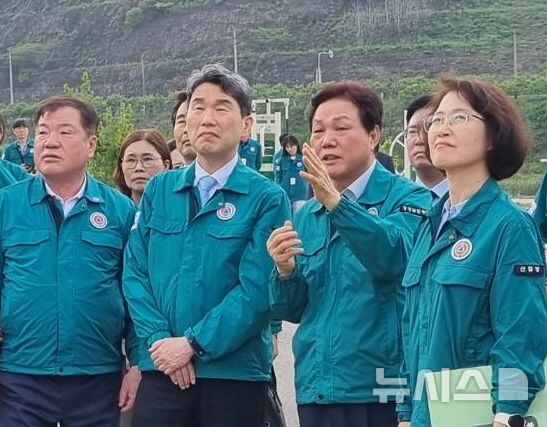 [산청=뉴시스]박완수(오른쪽서 두 번째부터) 경남도지사가 27일 오후 대통령 권한대행인 이주호 부총리 겸 교육부 장관과 함께 지난 3월 대형 산불 피해가 발생한 산청군 시천면 상지마을을 방문해 복구 상황을 점검하고 있다.(사진=경남도 제공) 2025.05.27. photo@newsis.com