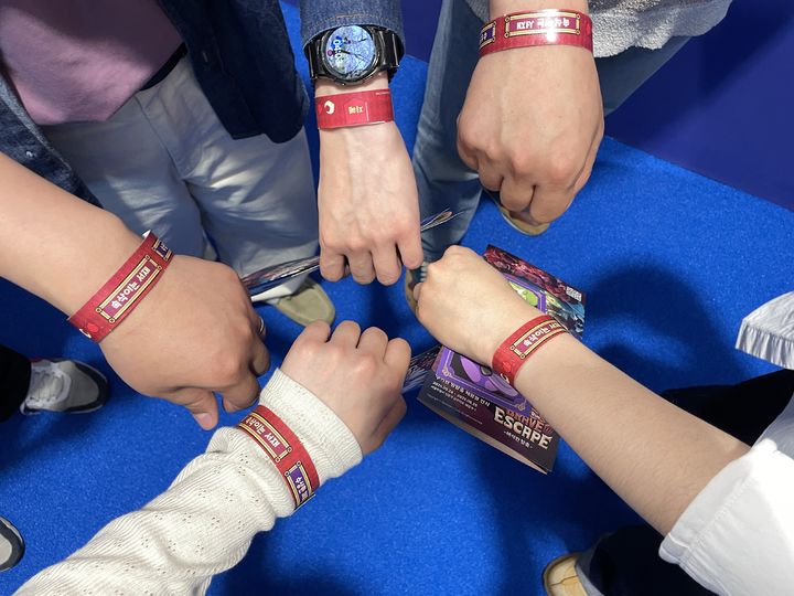 [서울=뉴시스] 이주영 수습 기자 = 27일 오후 서울 성동구 PNSFP에서 쿠키런 세계관을 테마로 한 방탈출 체험형 전시 '쿠키런: 브레이크 이스케이프 - 바삭한 탈출'이 진행됐다. 사진은 체험존 입장 전 팔찌를 착용한 모습. 2025.05.27. zoo@newsis.com *재판매 및 DB 금지