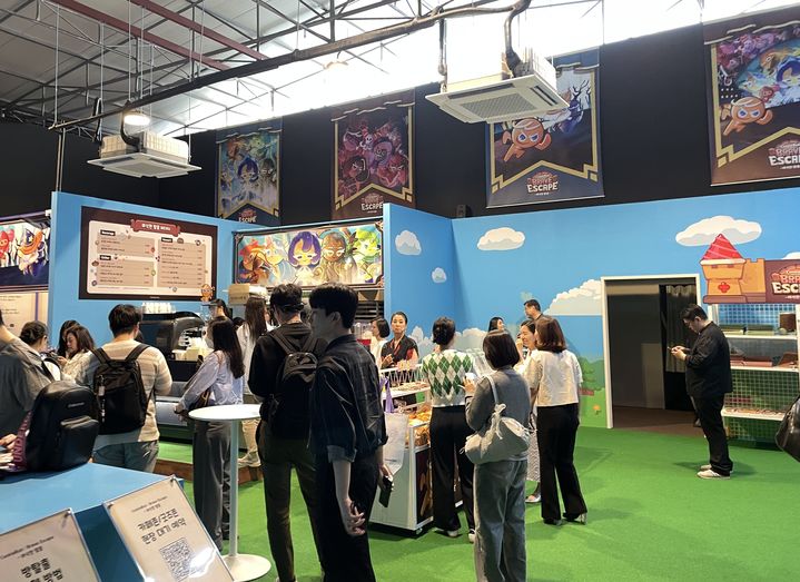 [서울=뉴시스] 이주영 수습 기자 = 27일 오후 서울 성동구 PNSFP에서 쿠키런 세계관을 테마로 한 방탈출 체험형 전시 '쿠키런: 브레이크 이스케이프 - 바삭한 탈출'이 진행됐다. 사진은 굿즈존과 카페존의 모습. 2025.05.27. zoo@newsis.com *재판매 및 DB 금지