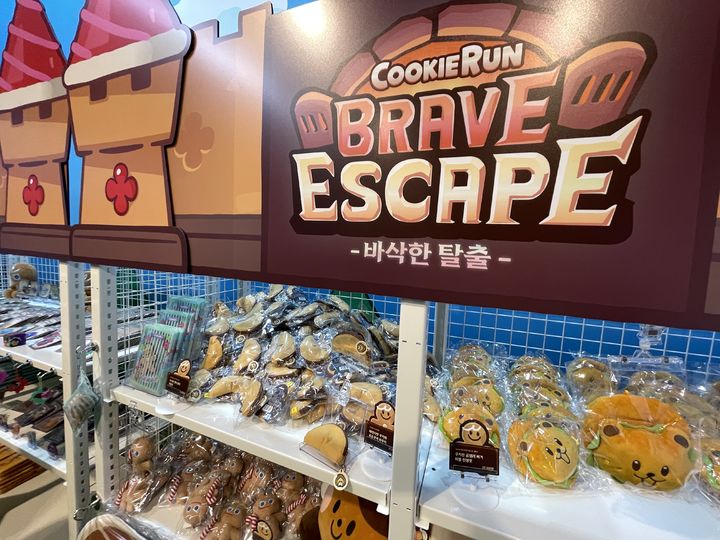 [서울=뉴시스] 이주영 수습 기자 = 27일 오후 서울 성동구 PNSFP에서 쿠키런 세계관을 테마로 한 방탈출 체험형 전시 '쿠키런: 브레이크 이스케이프 - 바삭한 탈출'이 진행됐다. 사진은 진열된 굿즈들. 2025.05.27. zoo@newsis.com *재판매 및 DB 금지