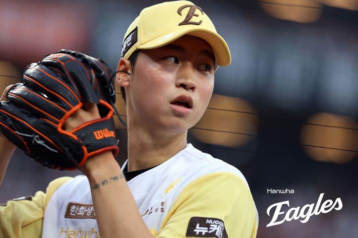 [서울=뉴시스] 프로야구 한화 이글스 엄상백이 지난 15일 대전 한화생명볼파크에서 열린 2025 신한 쏠뱅크 KBO리그 두산 베어스와의 경기에 선발 등판해 공을 던지고 있다. (사진=한화 이글스 제공) 2025.05.15. *재판매 및 DB 금지