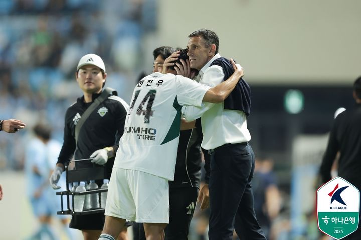 [서울=뉴시스]K리그1 전북 현대 전진우와 포옛 감독. (사진=한국프로축구연맹 제공)