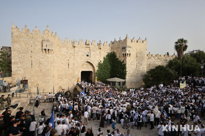 [ 예루살렘= 신화/뉴시스] 5월 26일 "예루살렘의 날"을 맞아 팔레스타인 주민 거주지인 동예루살렘에 침입하는 이스라엘 극우파&nbsp; "국기행진" 군중. 초종교파 극우파 청년들로 구성된 이들은 이스라엘의 예루살렘 점령을 주장하면서 좁은 골목길을 메우고 주민들에게 폭행과 모욕을 가했다. 2025. 05. 27. 