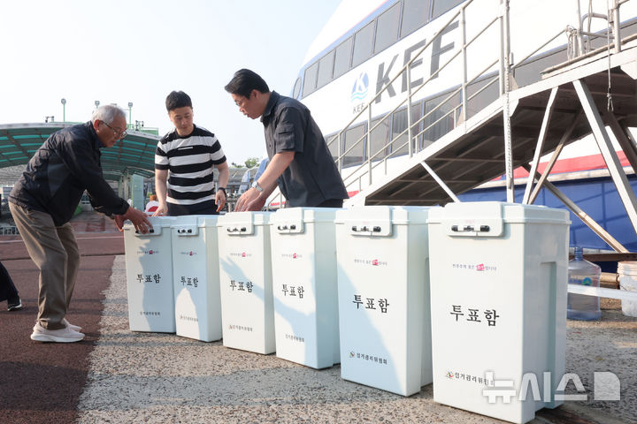 [인천=뉴시스] 전진환 기자 = 제21대 대통령선거를 일주일 앞둔 27일 오전 옹진군선관위 관계자들이 인천 중구 인천항연안여객터미널에서 도서지역으로 이송할 투표함을 점검하고 있다. 2025.05.27. amin2@newsis.com