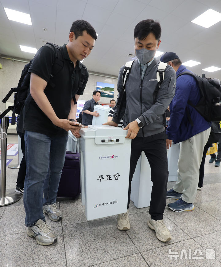 [인천=뉴시스] 전진환 기자 = 제21대 대통령선거를 일주일 앞둔 27일 오전 옹진군선관위 관계자들이 인천 중구 인천항연안여객터미널에서 도서지역에서 사용할 투표함을 이송하고 있다. 2025.05.27. amin2@newsis.com