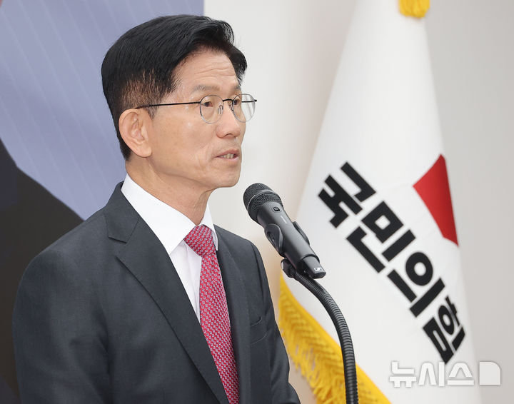 [서울=뉴시스] 고승민 기자 = 김문수 국민의힘 대선 후보가 지난 27일 서울 여의도 국민의힘 중앙당사에서 국토 발전 관련 공약발표 기자회견을 하고 있다. (공동취재) 2025.05.27. photo@newis.com
