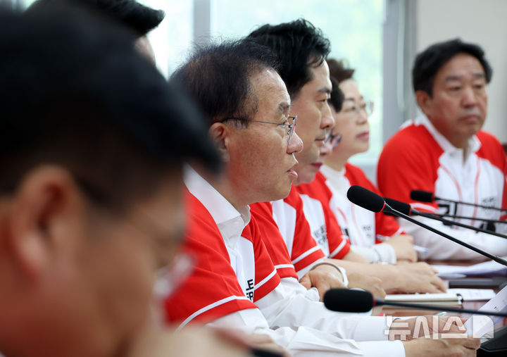 [서울=뉴시스] 고승민 기자 = 윤재옥 국민의힘 총괄선거대책본부장이 27일 서울 여의도 국회에서 열린 선거대책본부 본부장단 회의에서 발언하고 있다. 2025.05.27. kkssmm99@newsis.com