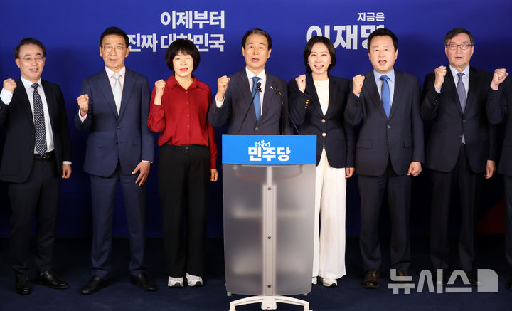 [서울=뉴시스] 조성우 기자 = 권오을(왼쪽 다섯 번째) 전 의원 등 이재명 대선후보 지지를 선언한 보수측 인사들이 27일 오전 서울 여의도 중앙당사에서 진짜보수 민주보수 공동선언문을 발표한 뒤 구호를 외치고 있다. 왼쪽부터 이종호 전 해군참모총장, 이인기 전 의원, 최연숙, 권오을 전 의원, 허은아 전 개혁신당 대표, 김용남 전 의원, 전광우 이명박 정부 초대 금융위원장. 2025.05.27. xconfind@newsis.com