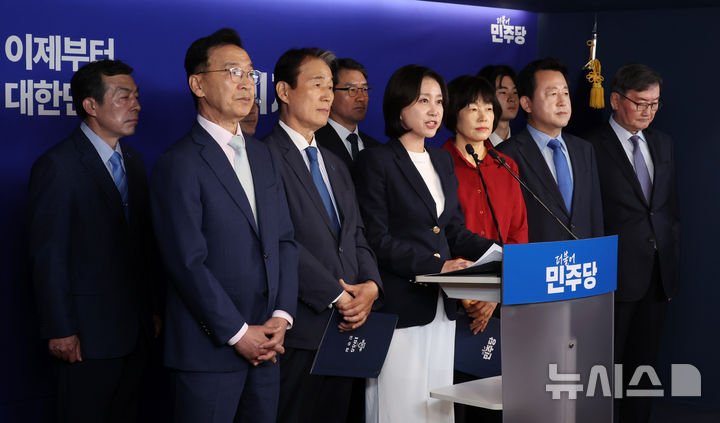 [서울=뉴시스] 조성우 기자 = 허은아(앞줄 왼쪽 세 번째) 전 개혁신당 대표 등 이재명 대선후보 지지를 선언한 보수측 인사들이 27일 오전 서울 여의도 중앙당사에서 진짜보수 민주보수 공동선언문을 발표하고 있다.  이날 선언문 발표에는 조용수 전 해병대 2사단장, 이종호 전 해군참모총장, 이인기 전 의원, 허은아 전 개혁신당 대표, 권오을, 최연숙, 김용남 전 의원, 전광우 이명박 정부 초대 금융위원장, 김현섭 전 777사령관, 김신양 전 국민의힘 중앙대학생위원회 위원이 함께했다. 2025.05.27. xconfind@newsis.com