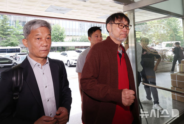 [서울=뉴시스] 조수정 기자 = 더불어민주당 소속 국회의원 70여명을 공무집행방해, 내란선동, 명예훼손, 법정소동 등 혐의로 고발한 시민단체 서민민생대책위원회 김순환(오른쪽 앞) 사무총장이 27일 오전 서울 영등포구 영등포경찰서에서 고발인 조사를 받기 위해 출석하고 있다. 서민민생대책위원회는 지난 5월 1일 대법원의 이재명 더불어민주당 대표 공직선거법 위반 사건 유죄 취지 파기환송 결정에 반발해 대법원과 대법원장을 집단 비판한 더불어민주당 의원들이 법적 책임을 물어야 한다고 주장했다. 2025.05.27. chocrystal@newsis.com