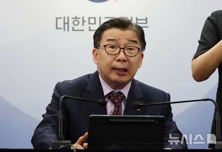 [서울=뉴시스] 김명원 기자 = 유철환 국민권익위원회 위원장이 27일 오전 서울 종로구 정부서울청사에서 보훈·국방·군사 분야 집중 민원 신청 등 현안 관련 국민권익위 5월 정례브리핑을 하고 있다. 2025.05.27. kmx1105@newsis.com