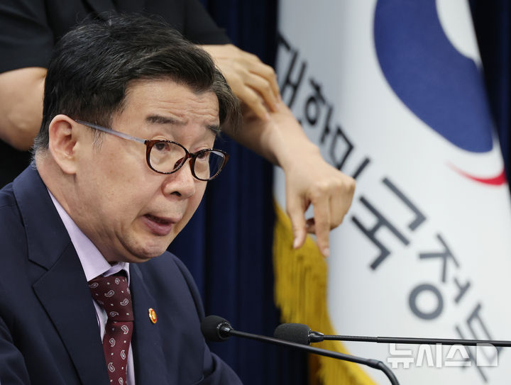 [서울=뉴시스] 김명원 기자 = 유철환 국민권익위원회 위원장이 27일 오전 서울 종로구 정부서울청사에서 보훈·국방·군사 분야 집중 민원 신청 등 현안 관련 국민권익위 5월 정례브리핑을 하고 있다. 2025.05.27. kmx1105@newsis.com