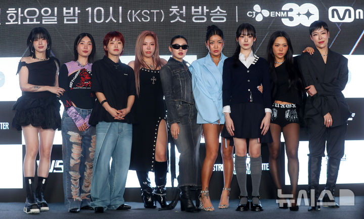 [서울=뉴시스] 김혜진 기자 = 댄서 모니카(왼쪽부터), 립제이, 아이키, 가비, 리정, 리헤이, 노제, 허니제이, 효진초이가 27일 오전 서울 강남구 에스제이쿤스트할레에서 열린 Mnet '월드 오브 스트릿 우먼 파이터' 제직발표회에서 포즈를 취하고 있다. 2025.05.27. jini@newsis.com