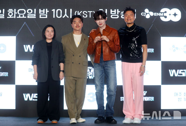 [서울=뉴시스] 김혜진 기자 = 최정남(왼쪽부터) PD, 마이크 송, 성한빈, 박진영이 27일 오전 서울 강남구 에스제이쿤스트할레에서 열린 Mnet '월드 오브 스트릿 우먼 파이터' 제직발표회에서 포즈를 취하고 있다. 2025.05.27. jini@newsis.com