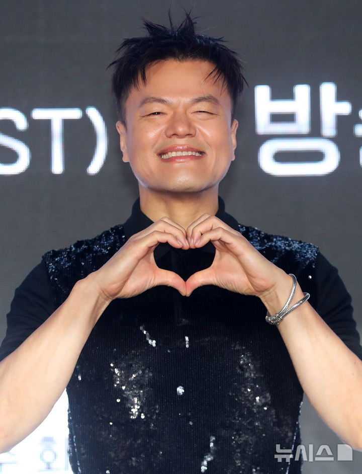 [서울=뉴시스] 김혜진 기자 = 가수 박진영이 27일 오전 서울 강남구 에스제이쿤스트할레에서 열린 Mnet '월드 오브 스트릿 우먼 파이터' 제직발표회에서 포즈를 취하고 있다. 2025.05.27. jini@newsis.com