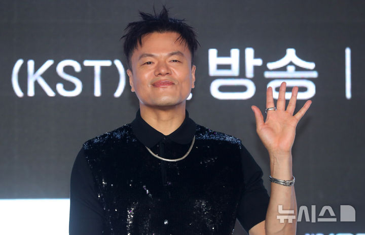 [서울=뉴시스] 김혜진 기자 = 가수 박진영이 27일 오전 서울 강남구 에스제이쿤스트할레에서 열린 Mnet '월드 오브 스트릿 우먼 파이터' 제직발표회에서 포즈를 취하고 있다. 2025.05.27. jini@newsis.com