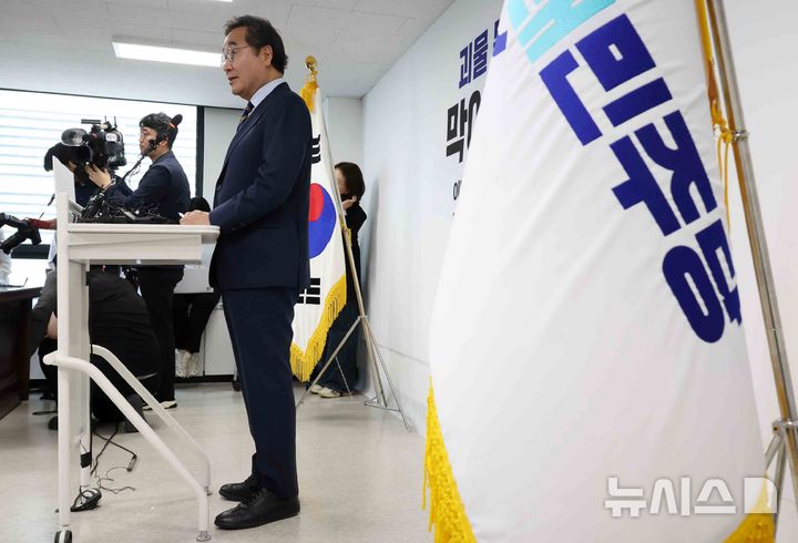 [서울=뉴시스] 조성우 기자 = 이낙연 새미래민주당 상임고문이 27일 오전 서울 여의도 중앙당사에서 김문수 국민의힘 대선후보와 '개헌·공동정부' 합의 관련 기자회견을 하고 있다. 2025.05.27. xconfind@newsis.com