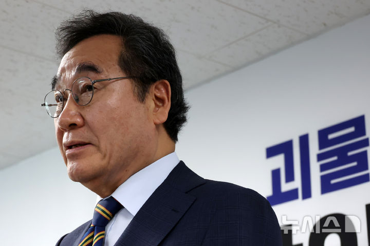 [서울=뉴시스] 조성우 기자 = 이낙연 새미래민주당 상임고문이 27일 오전 서울 여의도 중앙당사에서 김문수 국민의힘 대선후보와 '개헌·공동정부' 합의 관련 기자회견을 하고 있다. 2025.05.27. xconfind@newsis.com