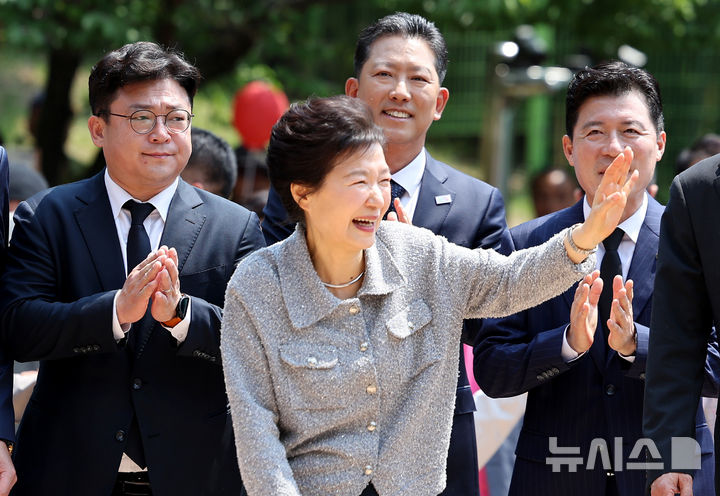 [구미=뉴시스] 이무열 기자 = 박근혜 전 대통령이 27일 경북 구미시 상모동 박정희 전 대통령 생가를 방문하고 있다. 2025.05.27. lmy@newsis.com