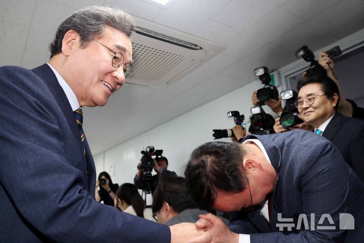 [서울=뉴시스] 조성우 기자 = 이낙연 새미래민주당 상임고문이 27일 오전 서울 여의도 중앙당사에서 김문수 국민의힘 대선후보와 '개헌·공동정부' 합의 관련 기자회견 마친 뒤김재원 김문수 후보 비서실장과 악수하고 있다. 오른쪽은 전병헌 새미래민주당 대표. 2025.05.27. xconfind@newsis.com