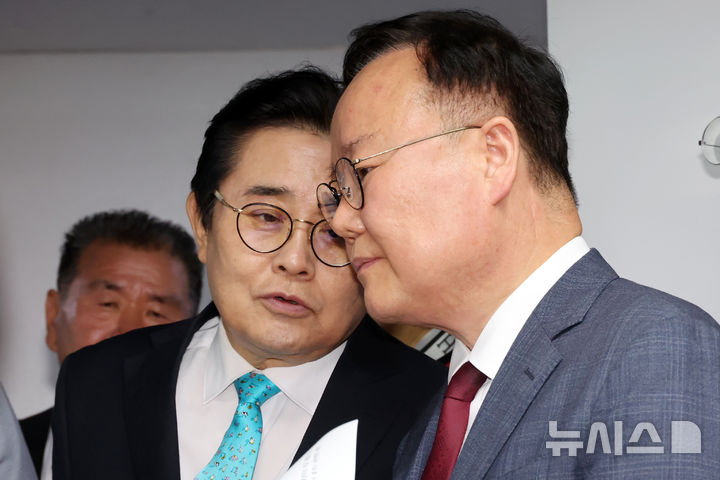 [서울=뉴시스] 조성우 기자 = 이낙연 새미래민주당 상임고문이 27일 오전 서울 여의도 중앙당사에서 김문수 국민의힘 대선후보와 '개헌·공동정부' 합의 관련 기자회견을 하는 동안 전병헌 새미래민주당 대표와 김재원 김문수 후보 비서실장이 대화하고 있다. 2025.05.27. xconfind@newsis.com