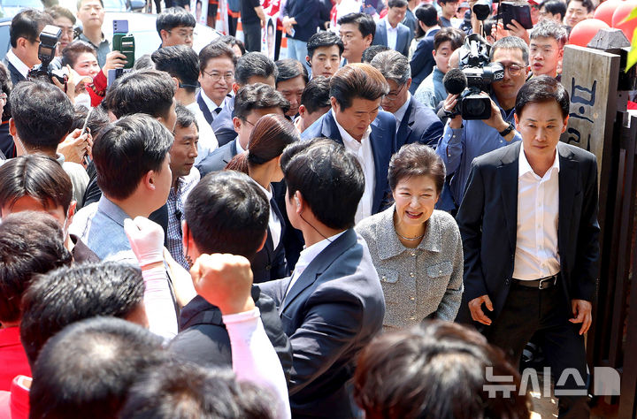 [구미=뉴시스] 이무열 기자 = 박근혜 전 대통령이 27일 경북 구미시 상모동 박정희 전 대통령 생가를 방문하고 있다. 2025.05.27. lmy@newsis.com