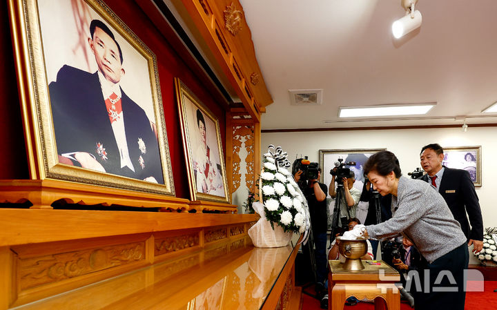 [구미=뉴시스] 이무열 기자 = 박근혜 전 대통령이 27일 경북 구미시 상모동 박정희 전 대통령 생가를 찾아 추모관에서 분향하고 있다. 2025.05.27. lmy@newsis.com