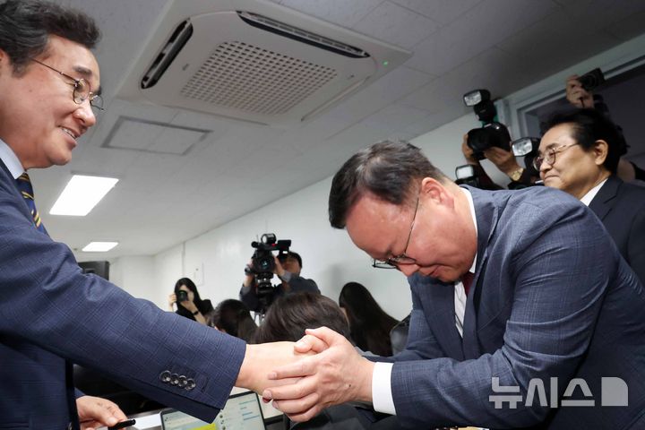 [서울=뉴시스] 조성우 기자 = 이낙연 새미래민주당 상임고문이 27일 오전 서울 여의도 중앙당사에서 김문수 국민의힘 대선후보와 '개헌·공동정부' 합의 관련 기자회견 마친 뒤김재원 김문수 후보 비서실장과 악수하고 있다. 오른쪽은 전병헌 새미래민주당 대표. 2025.05.27. xconfind@newsis.com