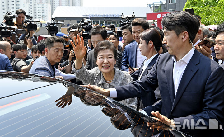 [구미=뉴시스] 이무열 기자 = 박근혜 전 대통령이 27일 경북 구미시 상모동 박정희 전 대통령 생가를 방문하고 있다. 2025.05.27. lmy@newsis.com