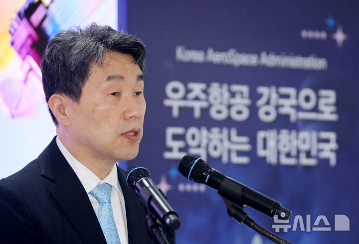 [사천=뉴시스] 최진석 기자 = 이주호 대통령 권한대행 부총리 겸 교육부 장관이 27일 경남 사천 우주항공청에서 제1회 우주항공의 날 기념사를 하고 있다. (대통령실통신사진기자단) 2025.05.27. myjs@newsis.com
