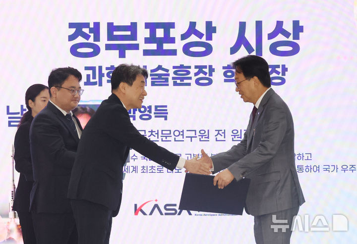 [사천=뉴시스] 최진석 기자 = 이주호 대통령 권한대행 부총리 겸 교육부 장관이 27일 경남 사천 우주항공청에서 열린 제1회 우주항공의 날 기념식에서 박영득 전 한국천문연구원장에게 과학기술훈장 혁신장을 수여하고 있다. (대통령실통신사진기자단) 2025.05.27. myjs@newsis.com