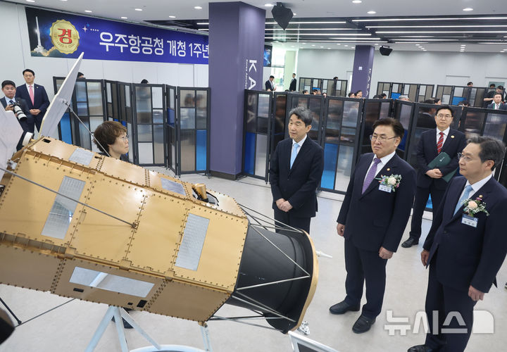 [사천=뉴시스] 최진석 기자 = 지난 5월 27일 경남 사천 우주항공청에서 제1회 우주항공의 날을 맞아 전시한 다목적실용위성 7호 모형. (대통령실통신사진기자단) 2025.05.27. myjs@newsis.com