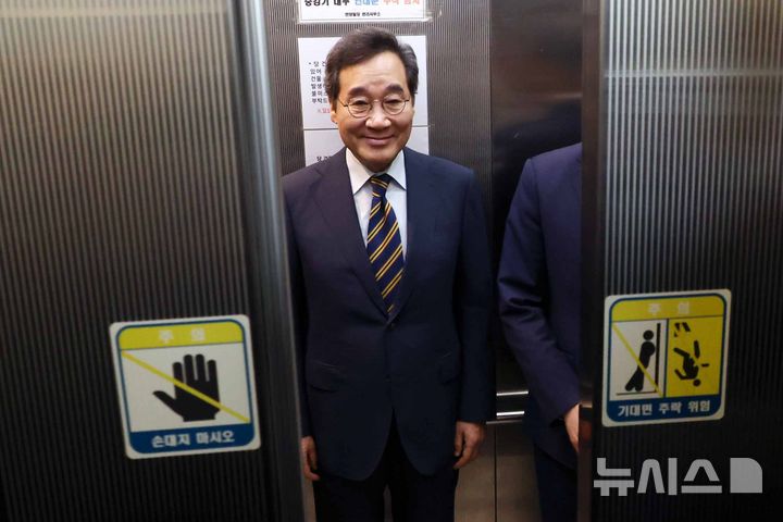 [서울=뉴시스] 조성우 기자 = 이낙연 새미래민주당 상임고문이 27일 오전 서울 여의도 중앙당사에서 김문수 국민의힘 대선후보와 '개헌·공동정부' 합의 관련 기자회견을 마친 뒤 승강기를 타고 이동하고 있다. 2025.05.27. xconfind@newsis.com