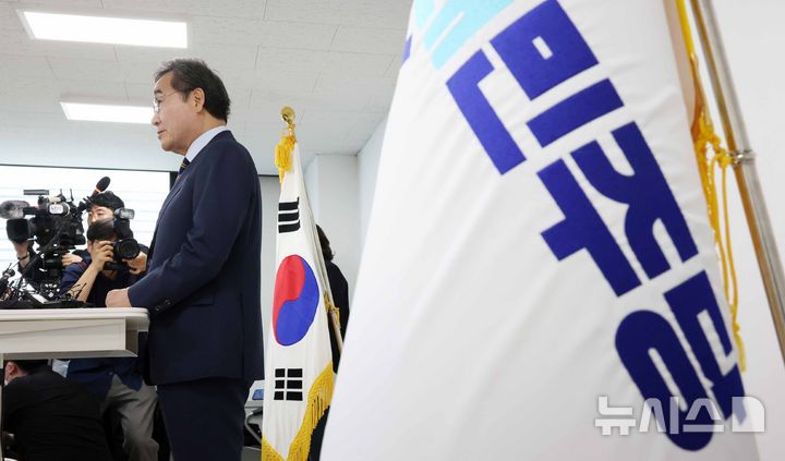[서울=뉴시스] 조성우 기자 = 이낙연 새미래민주당 상임고문이 27일 오전 서울 여의도 중앙당사에서 김문수 국민의힘 대선후보와 '개헌·공동정부' 합의 관련 기자회견을 하고 있다. 2025.05.27. xconfind@newsis.com