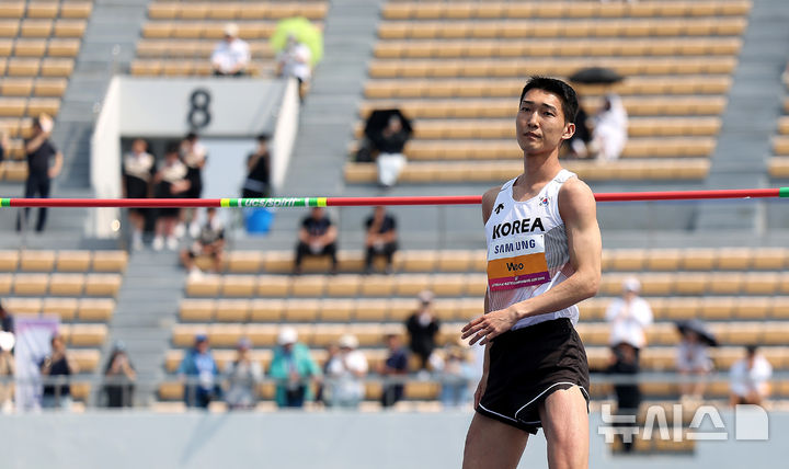 [구미=뉴시스] 이무열 기자 = 우상혁(용인시청)이 27일 경북 구미시민운동장에서 열린 2025 구미 아시아육상선수권대회 높이뛰기 예선 2m15 1차시기 점프에 성공하고 있다. 2025.05.27. lmy@newsis.com
