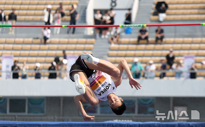 [구미=뉴시스] 이무열 기자 = 우상혁(용인시청)이 27일 경북 구미시민운동장에서 열린 2025 구미 아시아육상선수권대회 높이뛰기 예선 2m15 1차시기 점프에 성공하고 있다. 2025.05.27. lmy@newsis.com