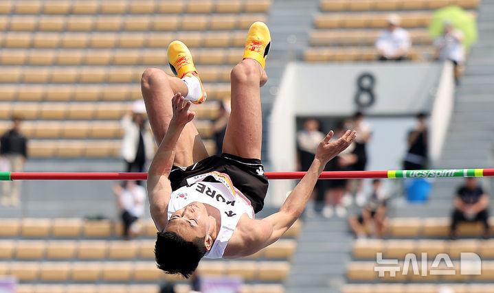 [구미=뉴시스] 이무열 기자 = 우상혁(용인시청)이 27일 경북 구미시민운동장에서 열린 2025 구미 아시아육상선수권대회 높이뛰기 예선 2m15 1차시기 점프에 성공하고 있다. 2025.05.27. lmy@newsis.com