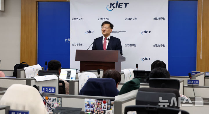 [세종=뉴시스] 강종민 기자 = 권남훈 산업연구원장이 27일 세종시 정부세종청사에서 2025년 하반기 경제·산업을 전망하고 있다. 2025.05.27. ppkjm@newsis.com
