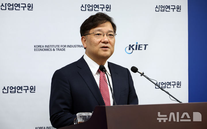 [세종=뉴시스] 강종민 기자 = 권남훈 산업연구원장이 27일 세종시 정부세종청사에서 2025년 하반기 경제·산업을 전망하고 있다. 2025.05.27. ppkjm@newsis.com