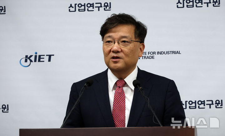 [세종=뉴시스] 강종민 기자 = 권남훈 산업연구원장이 27일 세종시 정부세종청사에서 2025년 하반기 경제·산업을 전망하고 있다. 2025.05.27. ppkjm@newsis.com